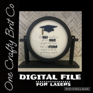 Könnte beinhalten: Ein schwarzes und goldenes Abschlussschild mit einer blauen Abschluss-Kappe und dem Text "Sei mutig genug, deine Stimme zu benutzen, mutig genug, deinem Herzen zuzuhören, und stark genug, das Leben zu leben, das du dir immer vorgestellt hast".