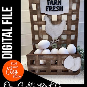 Op de afbeelding: Een houten eierkrat in boerderijstijl met een bord met de tekst "Farm Fresh" en een wit kippen silhouet. De krat is gevuld met witte eieren.