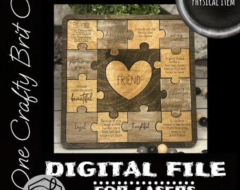 Könnte beinhalten: Eine digitale Datei zum Laserschneiden eines Holzpuzzles mit dem Wort "FRIEND" in der Mitte und Sätzen über Freundschaft auf jedem Teil. Das Puzzle befindet sich auf einem braunen Holzgrund.