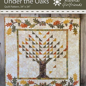 Puede incluir: Un tapiz de pared acolchado con un diseño de árbol. El árbol está hecho de triángulos en tonos marrones, amarillos y naranjas. El edredón mide 86 cm por 86 cm y presenta el texto "Under the Oaks".