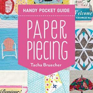 Peut inclure: Une couverture de livre rose avec le titre "HANDY POCKET GUIDE PAPER PIECING" et le nom de l'auteur "Tacha Bruecher". La couverture présente des blocs de courtepointe en patchwork colorés avec divers motifs, notamment une pomme rouge, une valise, une chaise, un cerf-volant et un parapluie.
