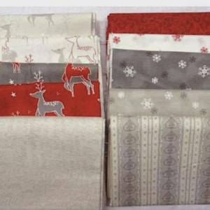 Puede incluir: Un conjunto de telas plegadas con diversos diseños de temática invernal. Los diseños incluyen ciervos, copos de nieve y formas de corazón en rojo, gris y blanco. Las telas parecen ser de algodón o un material similar, aptas para proyectos de acolchado o manualidades.