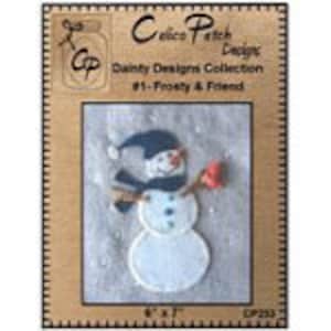 Op de afbeelding: Een witte sneeuwpop met een blauwe muts en sjaal die een rode vogel vasthoudt. De sneeuwpop staat op een witte achtergrond met een lichtblauwe lucht. De afbeelding is uit de "Dainty Designs Collection #1 - Frosty & Friend" van "Calico Patch Designs".