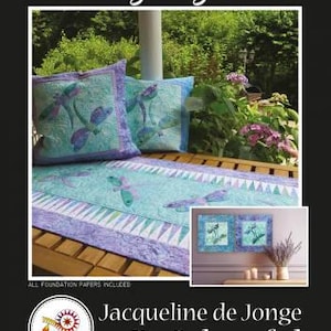 Puede incluir: Un patrón de acolchado con un camino de mesa y dos almohadas con un diseño de libélula. El patrón se llama "Dancing Dragonflies" y es de Jacqueline de Jonge, BeColourful.