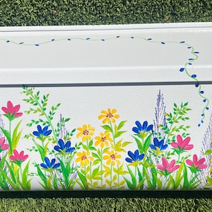 Wandhalterung Briefkasten, mittelgroß, weißer Stahl, Rechteck, Easy Top Open Access, handgemacht, kundenspezifische handbemalt, mehrfarbige wilde Blume,