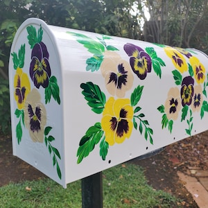 Briefkasten individuell bemalt, Gelb Lila Stiefmütterchen Blume, Stahl Metall Mittel, Groß oder Verriegelung, Stiefmütterchen, Hausnummer Personalisiert Frei, Handgemacht