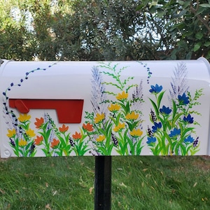 Großer Postbriefkasten, bunte mehrfarbige Wildblumen, grüner Farn, individuell handbemalter Briefkasten aus weißem Stahlmetall, abgehende rote Flagge
