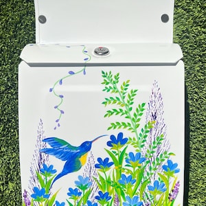 Handbemalter Kolibri-Briefkasten: Verriegelung der Wandhalterung aus Weißmetall, benutzerdefinierte Farbe Blaue Wildblume, rechteckiger vertikaler Briefkasten