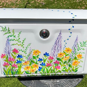 Handgemalter Wildblumen-Briefkasten: Verriegelung Stahlmetall, offener Zugang zur Vorderseite, mittlere rechteckige Wandhalterung weißer Briefkasten, mehrfarbige Wildblume