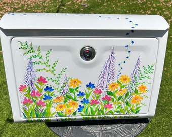 Buzón de flores silvestres pintado a mano: metal de acero con cerradura, acceso frontal abierto, buzón rectangular mediano blanco para montaje en pared, flores silvestres multicolores