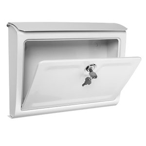 Op de afbeelding: Een witte, aan de muur gemonteerde brievenbus met een scharnierende deur en een slot. De deur is open en onthult het interieur en een set sleutels. De brievenbus heeft een eenvoudig, rechthoekig ontwerp met een gebogen bovenkant.