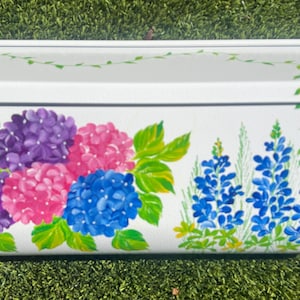 Handbemalter Briefkasten mit Hydrangea & Bluebonnet: Weißer Stahl, handgemacht