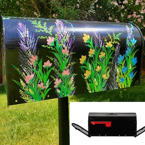 Buzón grande de doble puerta, con apertura frontal y trasera, pintado a medida con motivos florales silvestres, de acero negro, hecho a mano, para montaje en poste, personalizado gratis.