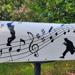 Benutzerdefinierte handbemalte schwarz-weiße Musikermailbox, Sänger, Musiknote, Palmen, Posthalterung aus Weißmetall, personalisiert Kostenlos auf Schallplatte