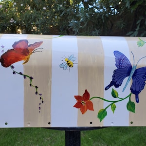 Benutzerdefinierte handbemalte Mailbox, Schmetterling, Blume, Biene, beige Streifen, Post Mount Weißmetall Mailbox, personalisierbar frei, handgefertigt, mittel, groß