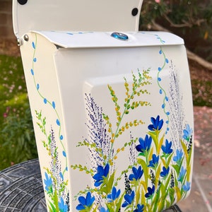 Boîte aux lettres murale verrouillable, Petite boîte aux lettres moderne et moderne en métal blanc, Fleurs sauvages bleues peintes sur mesure, Boîte aux lettres rectangulaire verrouillable