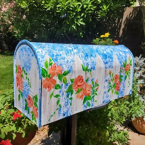 Handbemalter Briefkasten: Blauer Himmels-Rosen-Ranken-Design, personalisierte Hausnummer, Lattenzaun, Metall Standardgröße, Postkasten