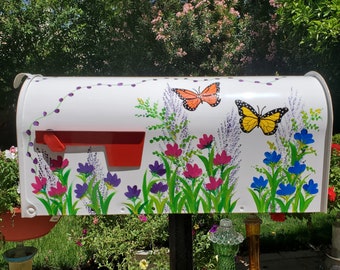 Vlinder en kleurrijke wilde bloemen op een middelgrote, grote witte metalen brievenbus, brievenbus voor montage op een paal, handgeschilderd in meerdere kleuren, gratis personalisatie