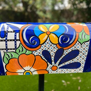 Handgefertigter Briefkasten in Standardgröße, individuell bemalt, bunter mexikanischer Stil von Talavera, Kobaltblau, Orange, Gelb, Grün, Mehrfarbe, Pfostenhalterung