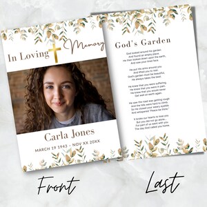 K&ouml;nnte beinhalten: Eine wei&szlig;e Gedenkkarte mit einem goldenen Kreuz und einem floralen Rand. Die Vorderseite zeigt ein Foto einer Frau und den Text "In Loving Memory Carla Jones MARCH 19 1943 - NOV XX 20XX". Die R&uuml;ckseite zeigt ein Gedicht mit dem Titel "God's Garden" &uuml;ber den Tod einer Person.