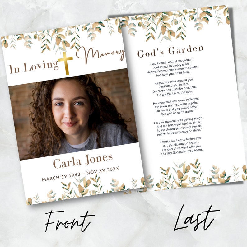 K&ouml;nnte beinhalten: Eine wei&szlig;e Gedenkkarte mit einem goldenen Kreuz und einem floralen Rand. Die Vorderseite zeigt ein Foto einer Frau und den Text "In Loving Memory Carla Jones MARCH 19 1943 - NOV XX 20XX". Die R&uuml;ckseite zeigt ein Gedicht mit dem Titel "God's Garden" &uuml;ber den Tod einer Person.
