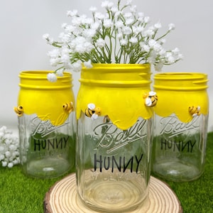 Mason Jar Hunny Pot Centerpiece , Quart size Mason Jar , Winnie the Pooh Centerpieces , Bee Party Mason Jars , Winnie the Pooh Baby Shower
