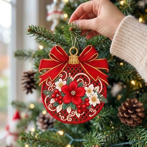 Può includere: Un addobbo natalizio ricamato, rotondo e rosso, caratterizzato da un motivo a reticolo, una grande stella di Natale rossa centrale, fiori bianchi e bacche rosse. L'ornamento è sormontato da un vistoso fiocco rosso e un gancio dorato.