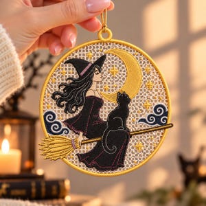 File di ricamo FSL: disegno di scopa con gatto strega, ornamento di Halloween con luna dorata, toppa elegante da strega, file DST per ricamo a macchina.