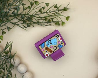 Fermaglio per capelli con motivo da infermiera dipinto a mano: accessorio in legno