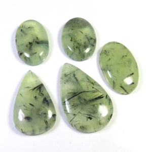 Bellissima pietra preziosa naturale di prehnite verde, lotto da 5 pezzi, 33x23 - 45 x 28 mm, cabochon di prehnite rutilata, 286 carati, gemme ad ago di prehnite rutilata,