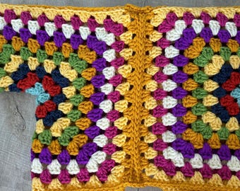 Cárdigan de crochet hecho a mano para niños