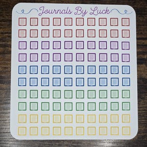 Könnte beinhalten: Ein Stickerbogen mit dem Text "Journals By Luck" in Schreibschrift. Das Blatt zeigt Reihen von kleinen, quadratischen Aufklebern in Regenbogenfarben, die jeweils ein Journal darstellen. Die Aufkleber sind in einem Raster angeordnet.