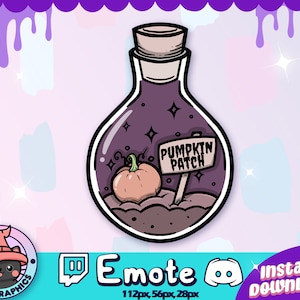 Puede incluir: Una botella de poción morada con un tapón de corcho y una calabaza dentro. La botella tiene un cartel que dice "Pumpkin Patch". La botella está sobre un fondo rosa y blanco.