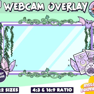 Puede incluir: Una superposición de webcam morada y verde con un marco de espejo, enredaderas, cristales, cartas de tarot, una botella de poción y un murciélago. El texto "WEBCAM OVERLAY" está en la parte superior de la imagen. El texto "READY TO USE" está en un círculo en la parte inferior izquierda. El texto "x2 SIZES" está en la parte inferior izquierda. El texto "4:3 & 16:9 RATIO" está en la parte inferior central. El texto "instant Download!" está en la parte inferior derecha.