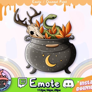 Puede incluir: Un caldero negro con un diseño de luna creciente y estrellas. Dentro del caldero hay una calavera de ciervo, una serpiente verde y flores naranjas. El caldero está sobre un fondo blanco.