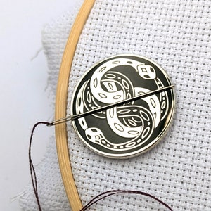 Neverending Story Auryn snakes Atreyu - hard enamel magnetic needle Minder