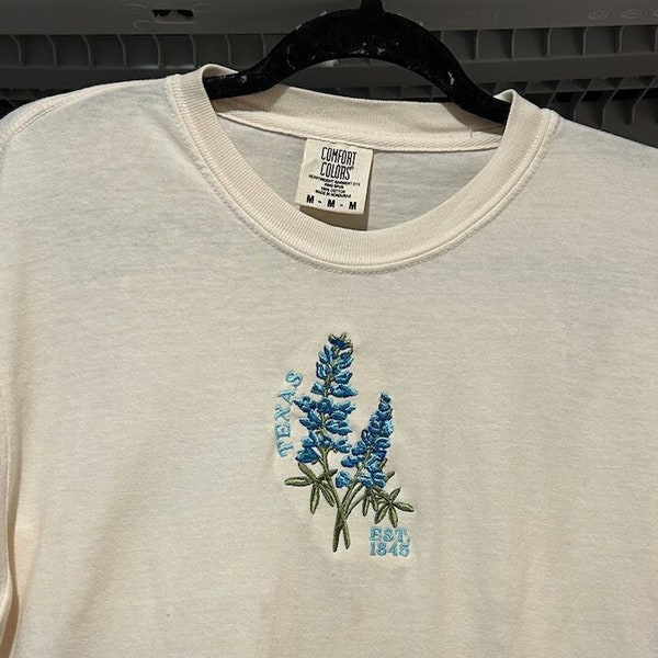 Bluebonnets embroidered tee / Texas embroidered t-shirt / Texas Bluebonnet shirt / Texan shirt / Bluebonnet crewneck / Texas state flower
