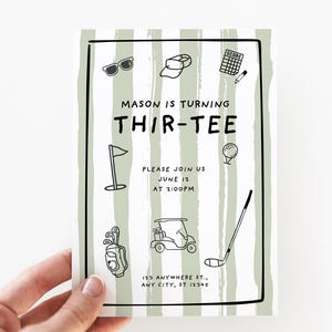 K&ouml;nnte beinhalten: Eine Golf-Einladungskarte, die von einer Hand gehalten wird. Die Karte hat einen gr&uuml;n-wei&szlig; gestreiften Hintergrund mit schwarzen Strichzeichnungen von Golf-bezogenen Gegenst&auml;nden. Der Text auf der Karte lautet "MASON IS TURNING THIR-TEE" und enth&auml;lt Eventdetails.