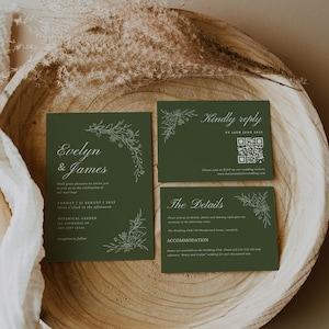 Op de afbeelding: Groene huwelijksuitnodigingskaarten met witte bloemillustraties en tekst. De kaarten bevatten de namen Evelyn & James, de datum zondag 11 augustus 2023, de locatie Botanische Tuin en de tijd drie uur 's middags. De kaarten bevatten ook een QR-code voor RSVP en details over de huwelijksceremonie en receptie.