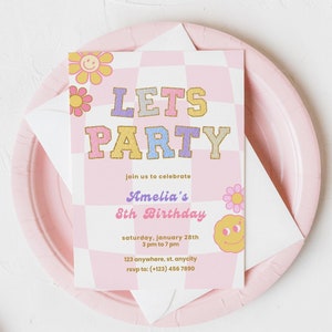 Invitación de cumpleaños con letras de parche de estilo universitario preppy editables Ideas para fiestas de cumpleaños de niñas a cuadros rosas Invitación de cumpleaños de niña con letras de parche preppy
