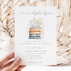 Könnte beinhalten: Eine Einladung zu einer Ruhestandsparty mit einer Aquarell-Illustration eines Bücherstapels, auf dem Blumen liegen. Der Text lautet "Ein neues Kapitel beginnt" und "Bitte feiern Sie mit uns den Ruhestand von Samantha Rogers".