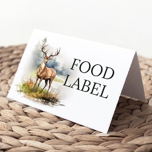 Könnte beinhalten: Weiße Karte mit einer Aquarell-Illustration eines Hirsches in einer Waldlandschaft. Der Text "FOOD LABEL" ist in dunkelgrünen Buchstaben gedruckt.