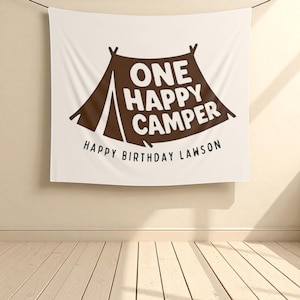 Ein glücklicher Camper benutzerdefinierte Banner Junge Camping 1. Geburtstag Foto Hintergrund Wildes Dekor Camping Thema Schild Abenteuer erwartet den ersten Geburtstag