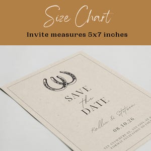 K&ouml;nnte beinhalten: Eine Save-the-Date-Karte mit rustikalem Design, das zwei ineinander verschlungene Hufeisen zeigt. Die Karte ist beige mit schwarzem Text und misst 5x7 Zoll. Der Text lautet "Save the Date" mit den Namen "Kallie & Stetson" und dem Datum "08.10.26".