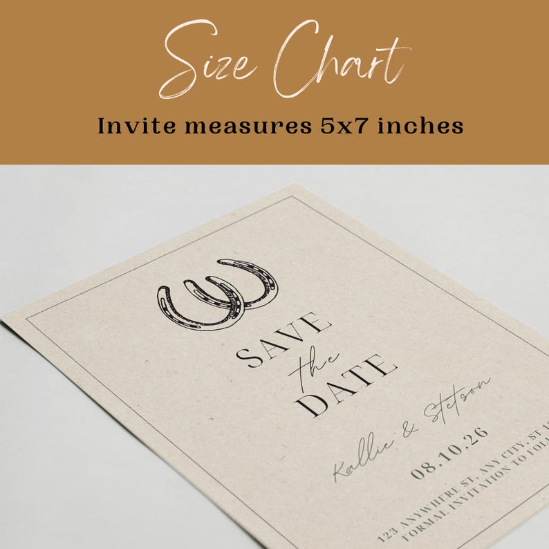 K&ouml;nnte beinhalten: Eine Save-the-Date-Karte mit rustikalem Design, das zwei ineinander verschlungene Hufeisen zeigt. Die Karte ist beige mit schwarzem Text und misst 5x7 Zoll. Der Text lautet "Save the Date" mit den Namen "Kallie & Stetson" und dem Datum "08.10.26".