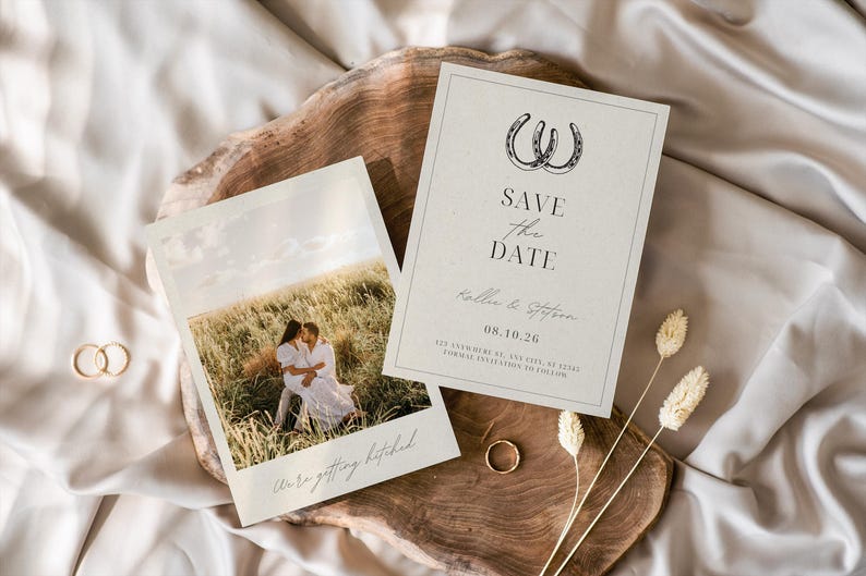 K&ouml;nnte beinhalten: Eine Save-the-Date-Karte mit rustikalem Thema. Die Karte zeigt ein Paar Hufeisen und den Text "Save the Date" in einer Schreibschrift. Die Namen des Paares und das Hochzeitsdatum sind ebenfalls enthalten. Die Karte wird von einem Foto des Paares auf einem Feld begleitet.