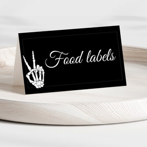 Etiquetas de comida editáveis Bad Two The Bone Etiquetas de comida pretas Bad 2 The Bone Decoração de aniversário Cartões de barraca Edgy Boy Idéias de 2º aniversário Decoração de mesa de comida