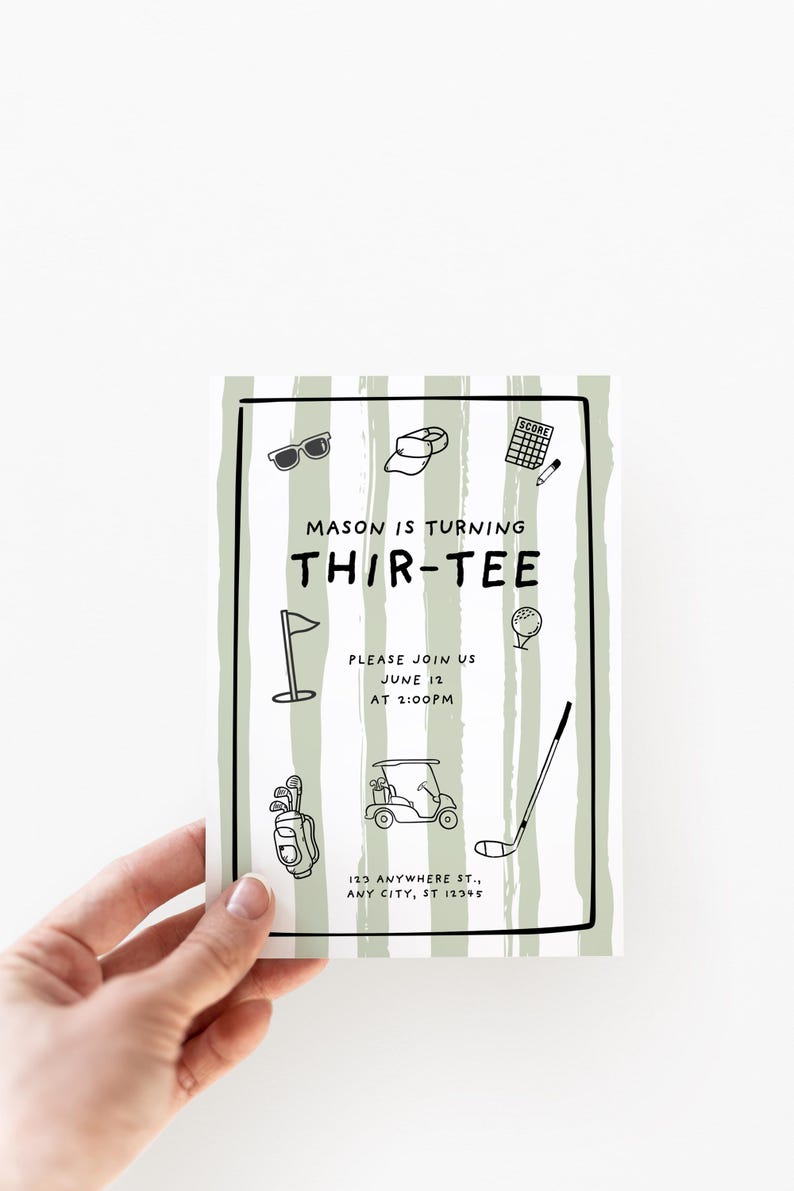 K&ouml;nnte beinhalten: Eine Golf-Einladungskarte, die von einer Hand gehalten wird. Die Karte hat einen gr&uuml;n-wei&szlig; gestreiften Hintergrund mit schwarzen Strichzeichnungen von Golf-bezogenen Gegenst&auml;nden. Der Text auf der Karte lautet "MASON IS TURNING THIR-TEE" und enth&auml;lt Eventdetails.