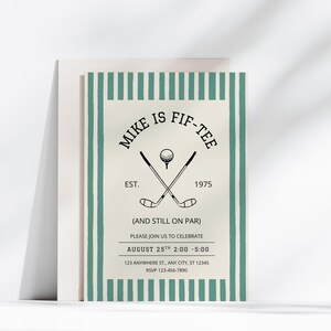 Puede incluir: Una invitación con temática de golf con el texto "Mike is Fif-Tee" y detalles del evento. El diseño presenta palos de golf cruzados y una pelota de golf, sobre un fondo crema con bordes a rayas verdes. La invitación es para una celebración.