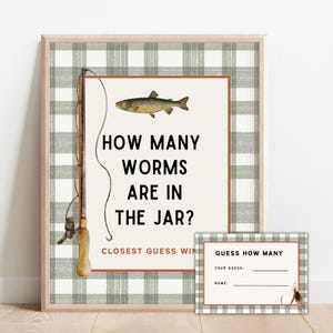 Pode incluir: Um sinal de jogo imprimível com um fundo xadrez e uma vara de pesca com isca. O sinal diz "Quantos vermes estão no frasco? A estimativa mais próxima ganha". Um cartão imprimível separado diz "Adivinhe quantos. Seu palpite: Nome:"